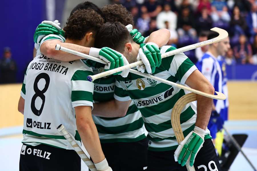 Os festejos do Sporting após o golo inaugural