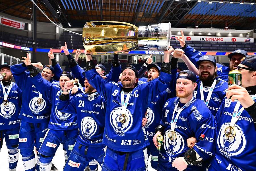 Kapitán Komety Jakub Flek s mistrovskou trofejí. Kdo ji zvedne letos? Kapitán Komety Jakub Flek s mistrovskou trofejí. Kdo ji zvedne letos?