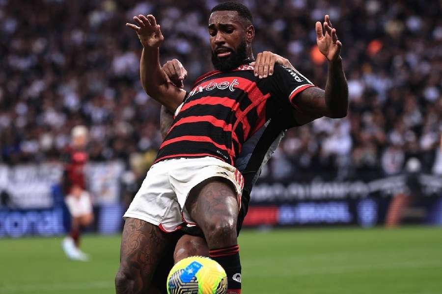 Gerson durante disputa pela bola na semifinal da Copa do Brasil