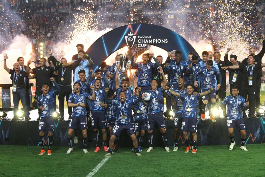 De spelers van Pachuca vieren het winnen van de trofee