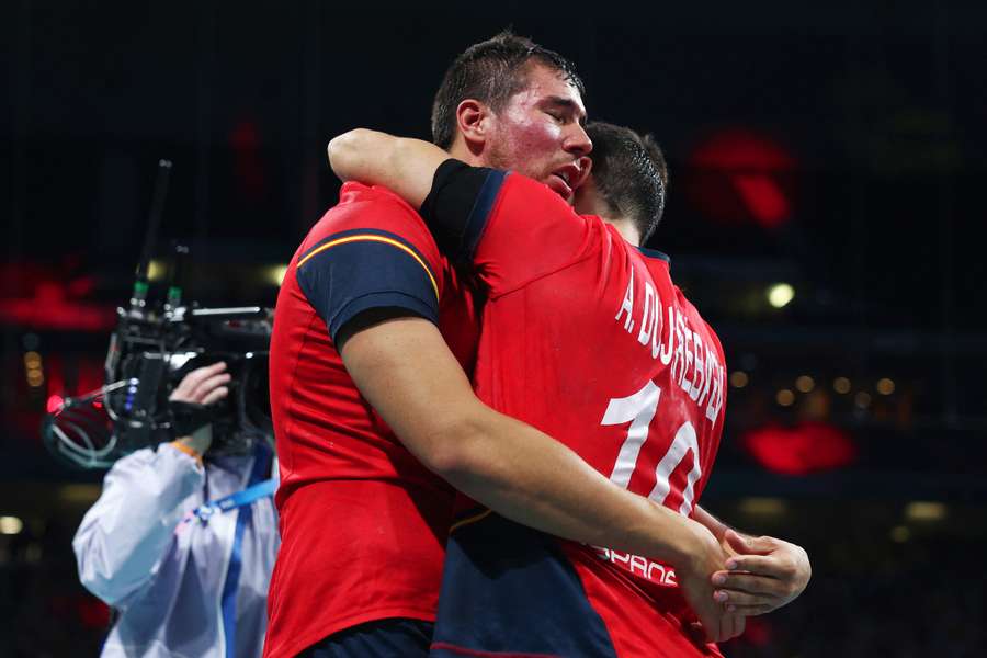 Álex Dujshebaev se abraza a su hermano Dani, tras ganar el bronce en París 2024