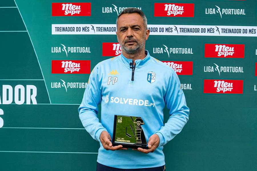 Fábio Pereira com o prémio de melhor treinador da Liga 2 em março