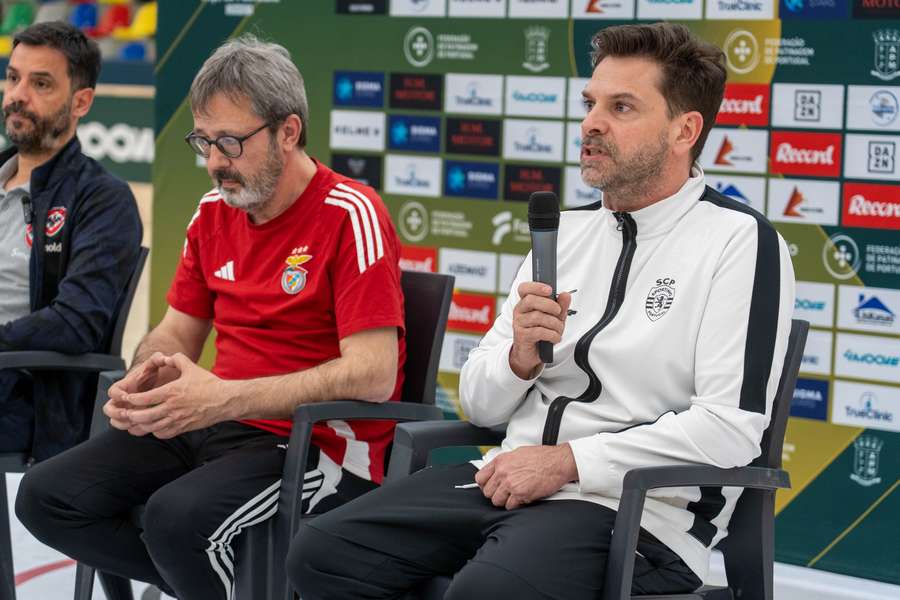 Edu Castro (esquerda) ao lado de Edo Bosch (direita) antes do dérbi