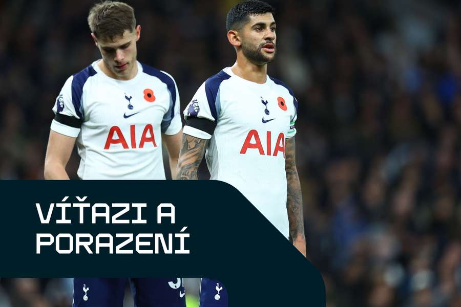 Micky van de Ven (vľavo) počas prehry Tottenhamu s Chelsea.
