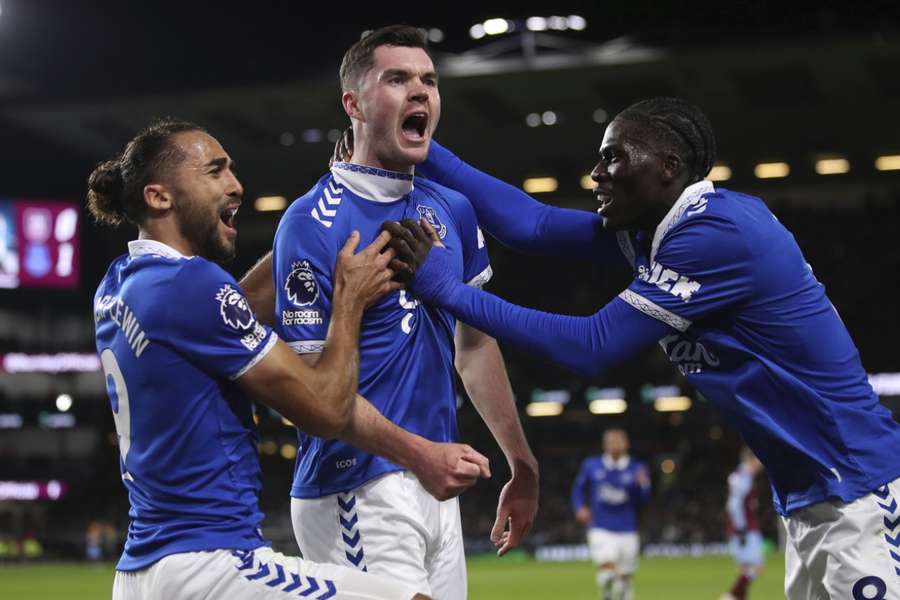 Michael Keane marcou no regresso ao onze