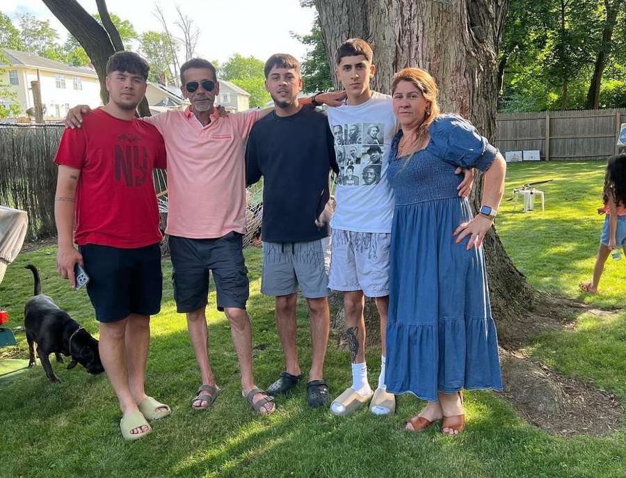 Lebrao ao lado da esposa Angie e dos filhos Lebrao ao lado da esposa Angie e dos filhos