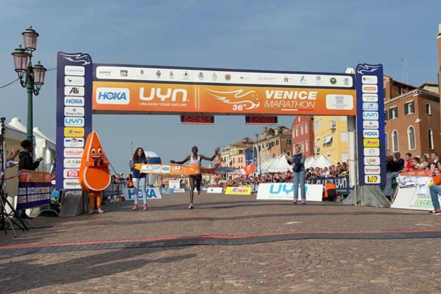 Mutai re di Venezia. Il Kenya si impone nella Neapolis Marathon 2022