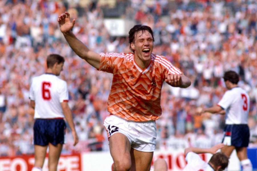 Marco van Basten comemora o golo marcado contra a Inglaterra no Euro de 1988