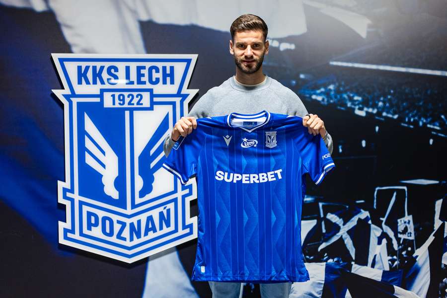 Mario González apresentado no Lech Poznan, com o número 77