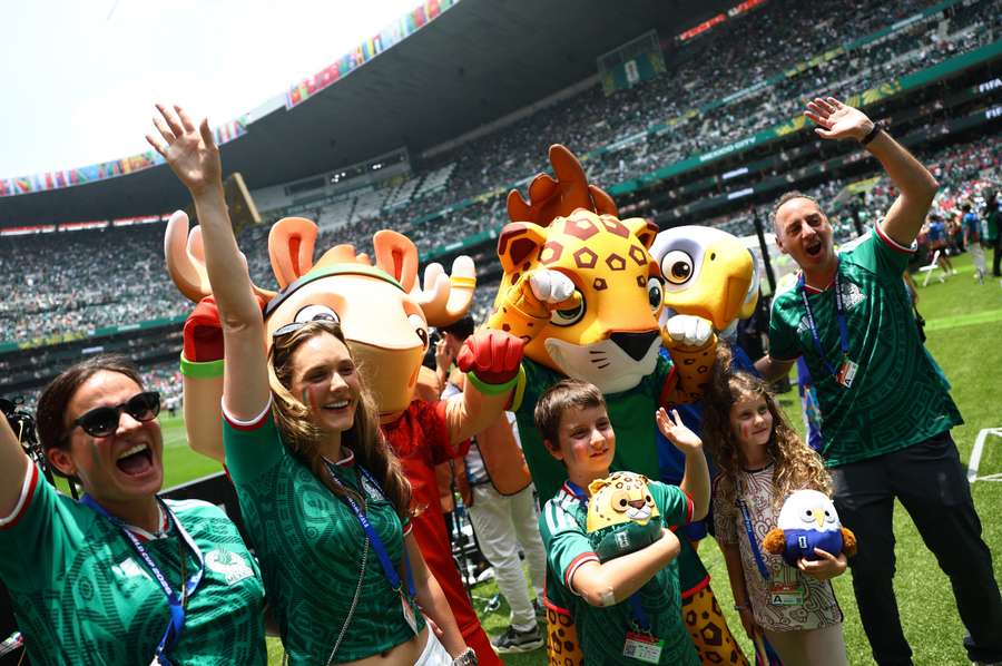 Adeptos do México no Estádio Azteca Adeptos do México no Estádio Azteca