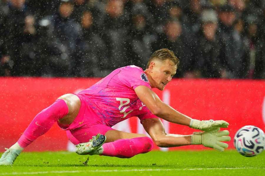Brankář Antonín Kinský v akci proti Chelsea. Brankář Antonín Kinský v akci proti Chelsea.