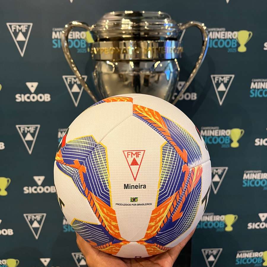 A bola e o troféu do Campeonato Mineiro ao fundo A bola e o troféu do Campeonato Mineiro ao fundo
