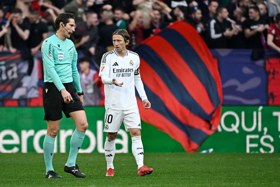 Munuera Montero habla con Modric durante el Osasuna-Real Madrid