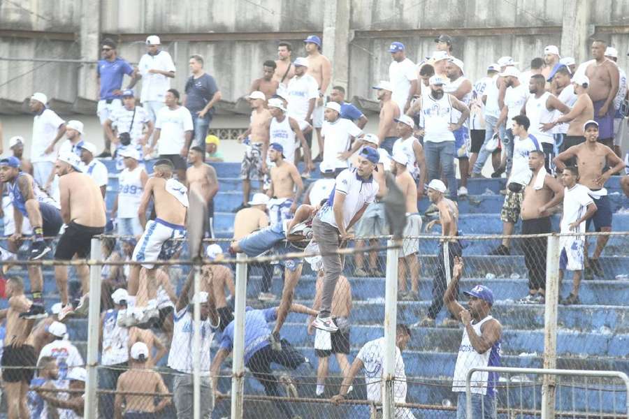 Adeptos de Cruzeiro e Coritiba envolveram-se em briga generalizada na Vila Capanema