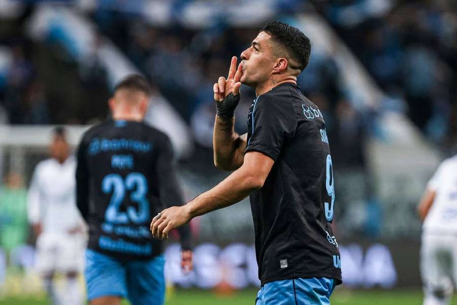 Suárez comemora gol marcado na Arena do Grêmio, em Porto Alegre