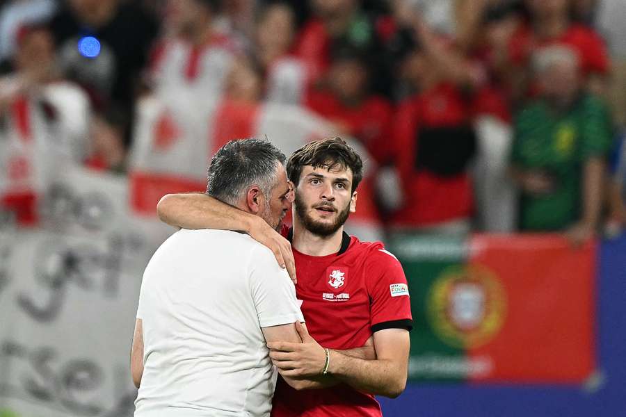 Kvaratskhelia comemora com Willy Sagnol depois de vencer Portugal