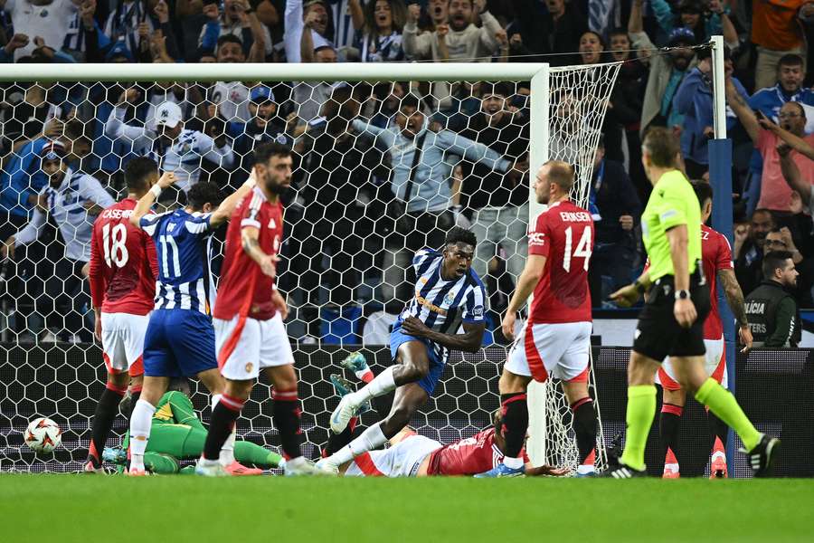 Doppietta di Samu Omorodion contro il Manchester United