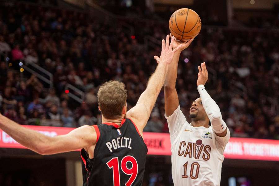 Jakob Pöltl (l.) sicherte sich gegen Cleveland ein Double-Double.