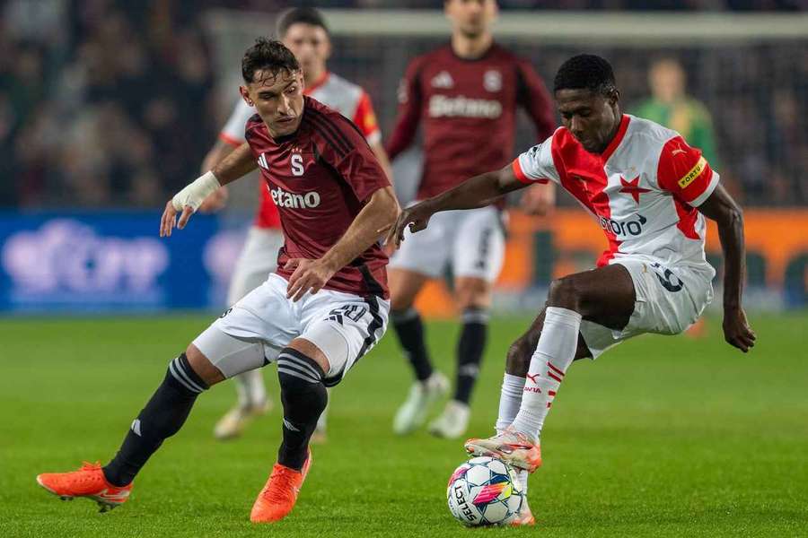 Qazim Laci a Oscar Dorley v derby Sparty se Slavií.