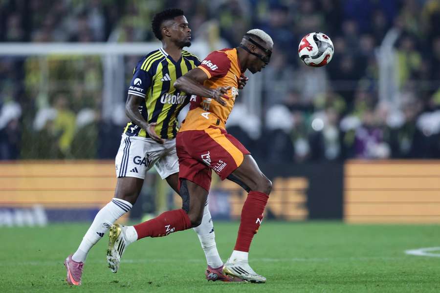 Nélson Semedo perante Victor Osimhen Nélson Semedo perante Victor Osimhen