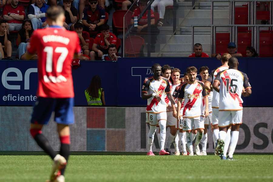 Budimir observa ante el gol de Camello