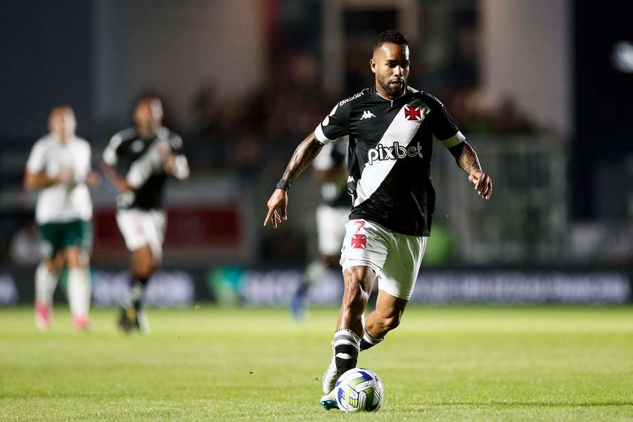 Alex Teixeira em ação contra o Goiás