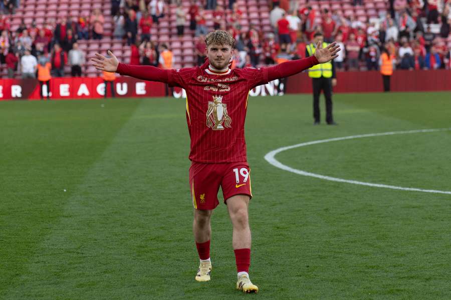 Harvey Elliot célébrant l'acquisition du titre national avec Liverpool.