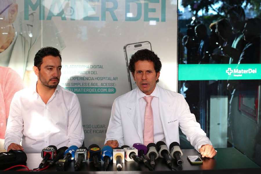 Rodrigo Lasmar (à droite) a effectué l'opération de Neymar à Mater Dei