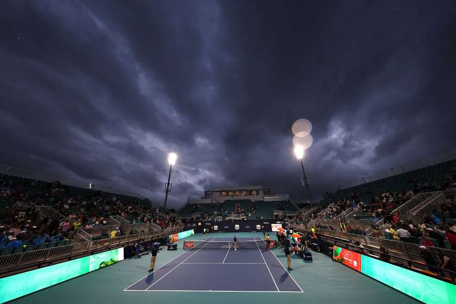 Ciemne chmury nad kortem w Miami podczas meczu Shapovalov – Tsitsipas