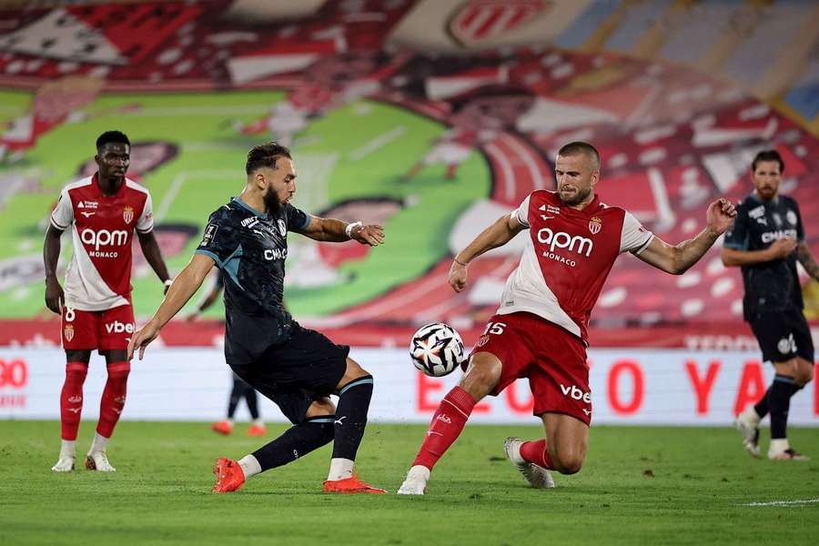 Eric Dier face à Amine Gouiri. Eric Dier face à Amine Gouiri.