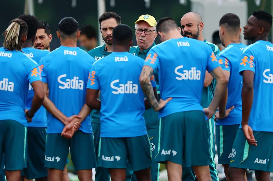 Ancelotti habla con sus jugadores