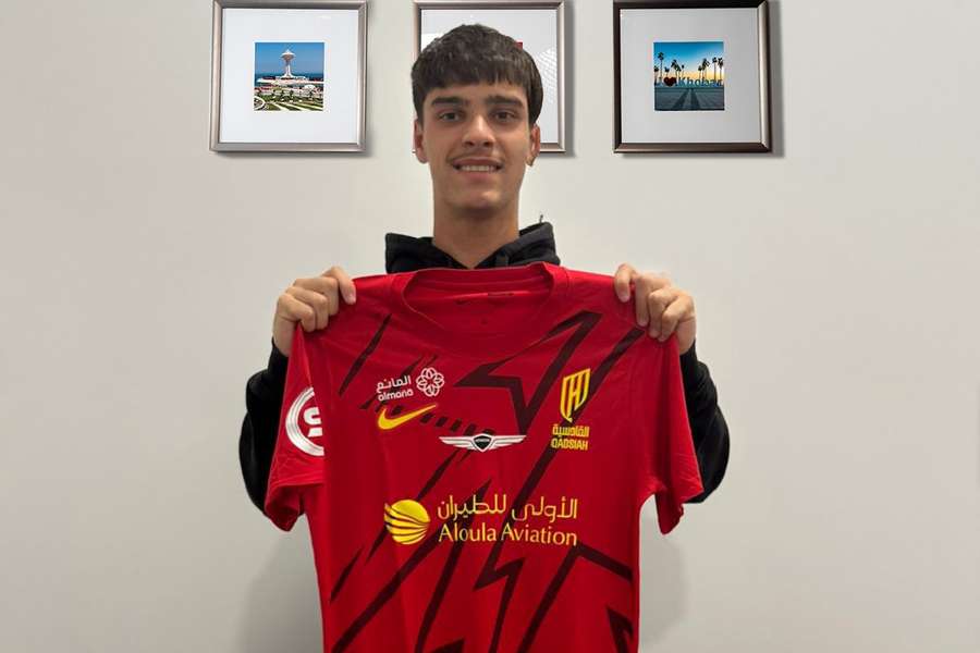 Aarón Martín, con la camiseta con la que jugará a partir del curso 25/26
