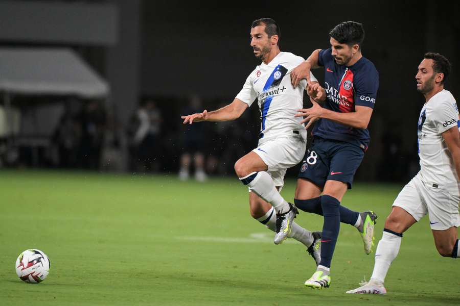 Asensio à la lutte avec Mkhitaryan.