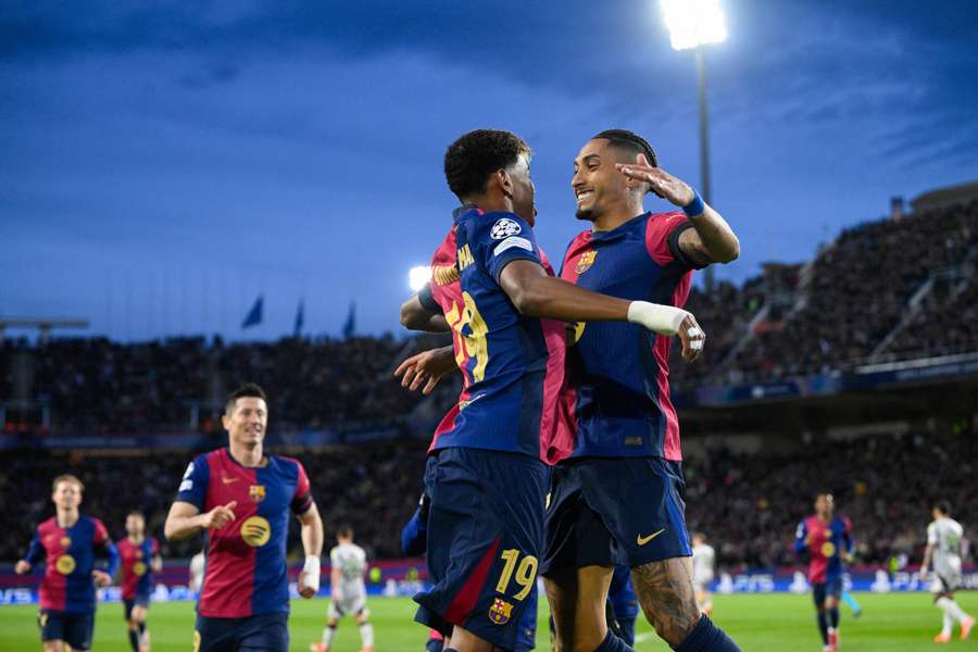 Lamine y Raphinha celebran el primer gol del Barça