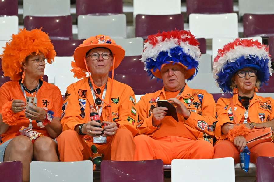 Oranjefans in Qatar voor de wedstrijd tegen de Verenigde Staten