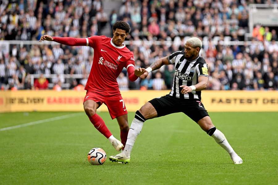 Quansah, defesa do Liverpool, em ação diante do Newcastle