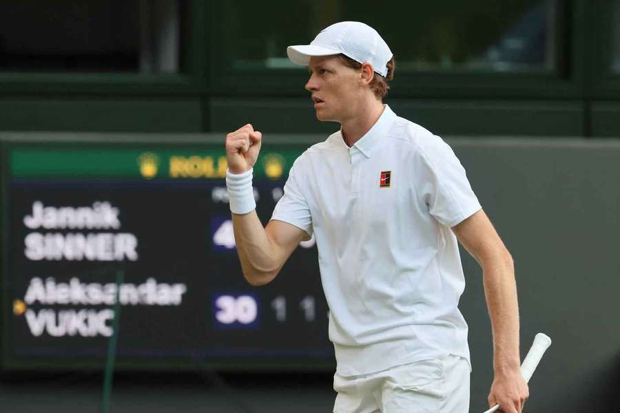 Jannik Sinner a ajuns fără probleme în turul trei la Wimbledon joi, după ce liderul mondial l-a învins categoric pe australianul Aleksandar Vukic