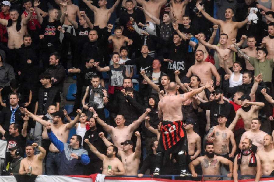 Ultras do clube - conhecidos como Komiti - ajudaram a preencher as lacunas financeiras