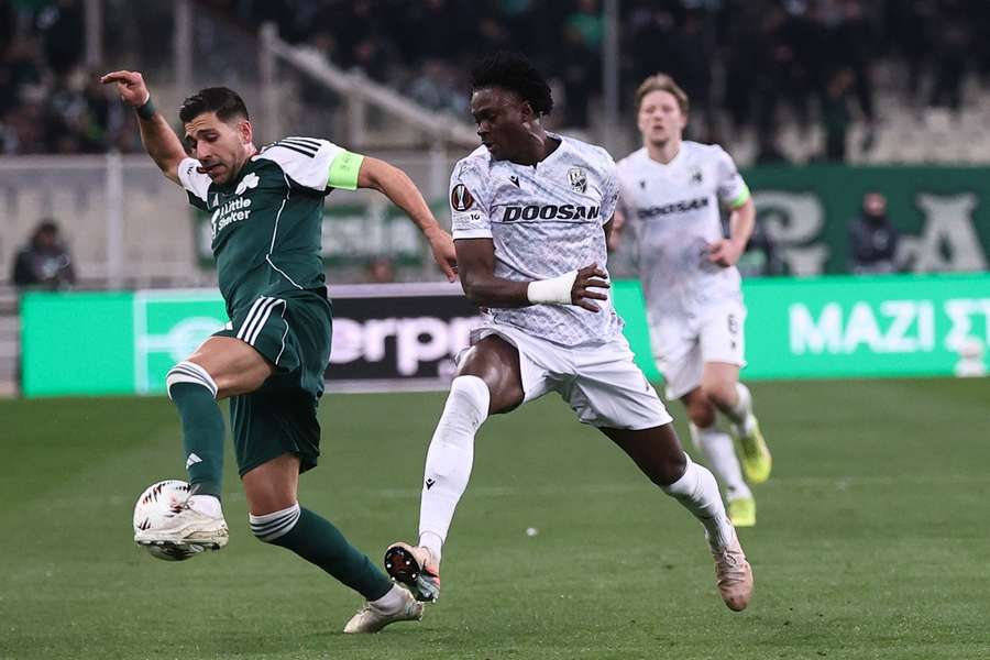 Lawal v souboji s kapitánem Panathinaikosu.