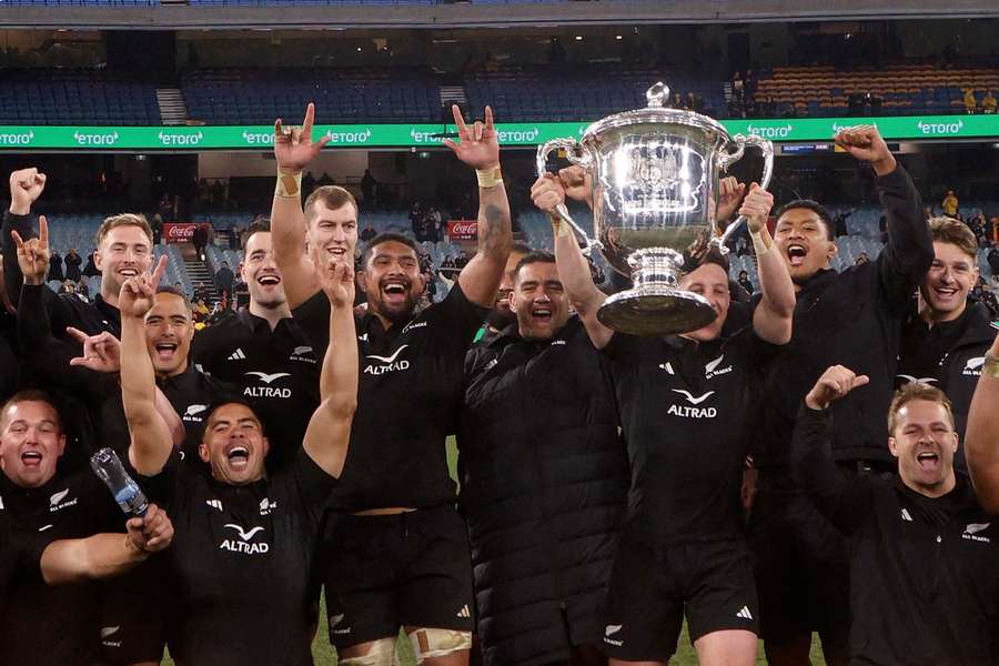 New Zealand players pose with the Bledisloe Cup