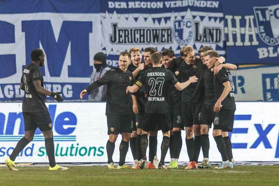 Dresden feiert das 2:1 von Thomas Keller.