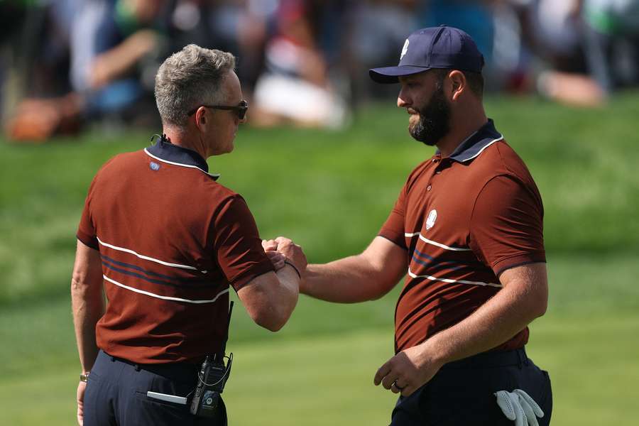 O capitão da Europa, Luke Donald, e Jon Rahm durante a Ryder Cup de 2025, em Nova Iorque