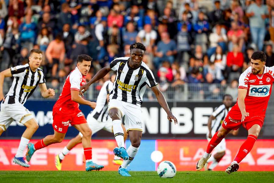 Youssouph Badji, her i aktion for Charleroi mod Kortrijk i den belgiske liga