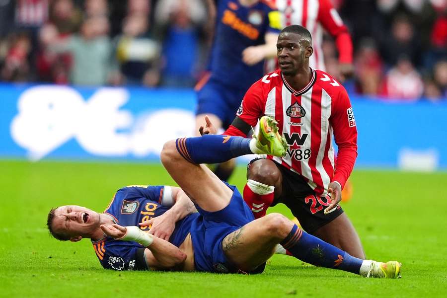 Dan Burn saiu lesionado do jogo com o Sunderland Dan Burn saiu lesionado do jogo com o Sunderland