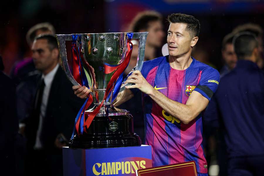 Lewandowski mit der LaLiga-Trophäe