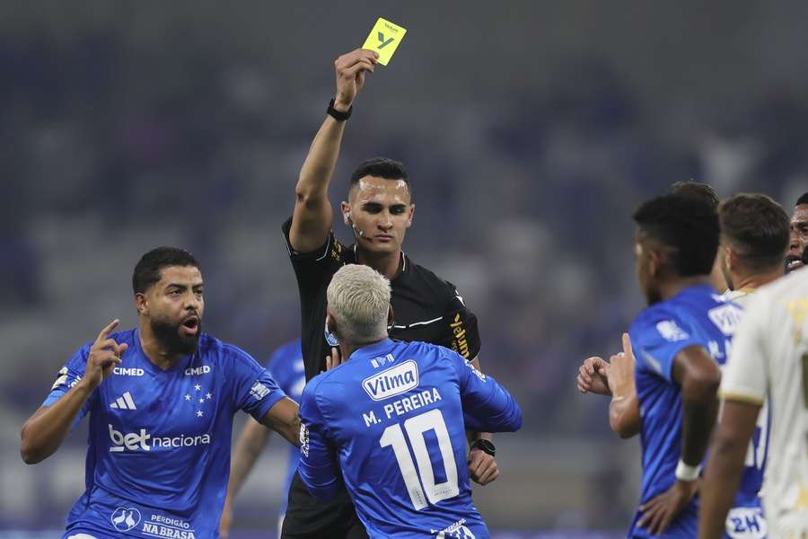 Matheus Delgado Candançan aplica amarelo durante primeiro tempo de Cruzeiro e Chapecoense, no Mineirão Matheus Delgado Candançan aplica amarelo durante primeiro tempo de Cruzeiro e Chapecoense, no Mineirão