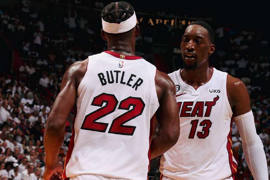 Jimmy Butler e Bam Adebayo se cumprimentam após jogada do Heat