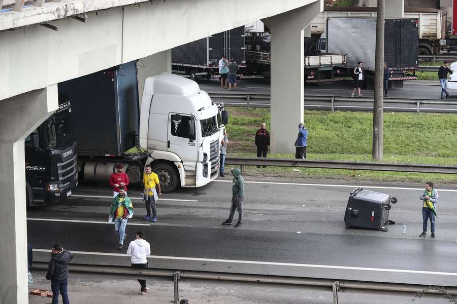 Torcidas organizadas desbancam bloqueios em rodovias federais