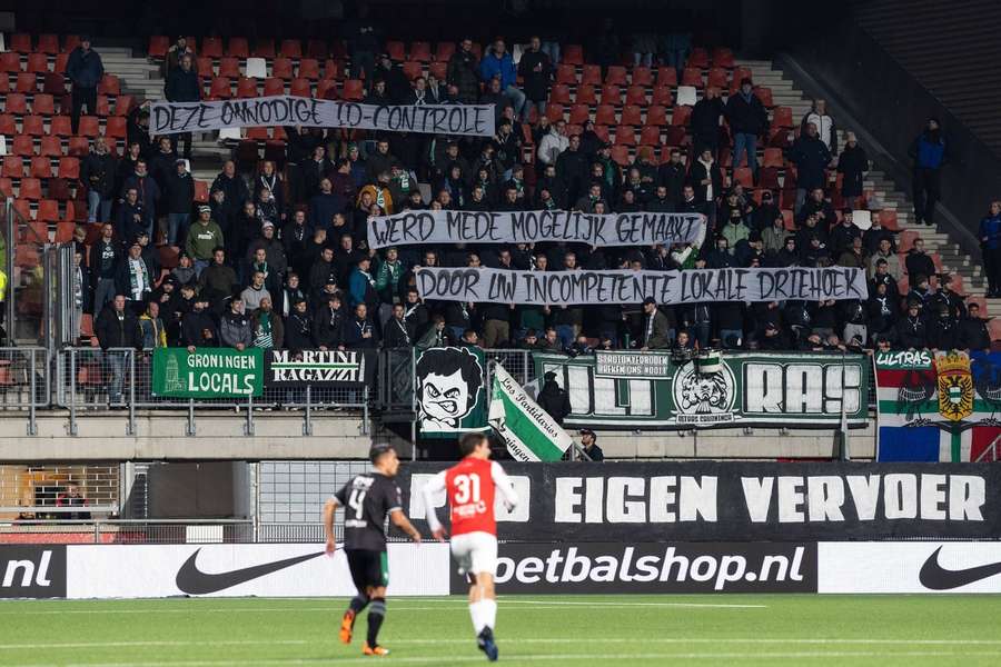 Een protest van FC Groningen-supporters in het uitvak bij MVV