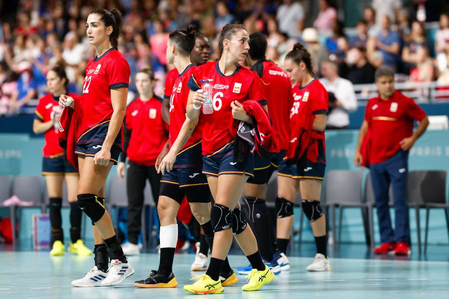 Carmen Campos junto a sus compañeras tras el España-Francia de los JJOO de París 2024